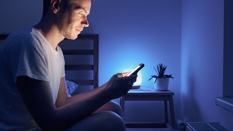 Why You Should Stop Using Your Smartphone Before Bed and How to Do It