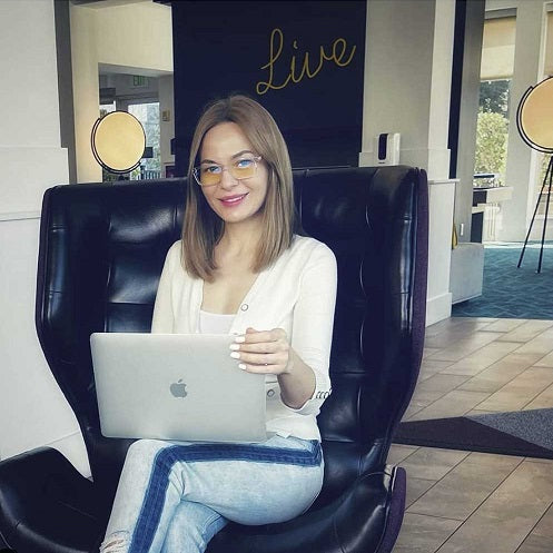 julia.smila wearing Swannies instagram